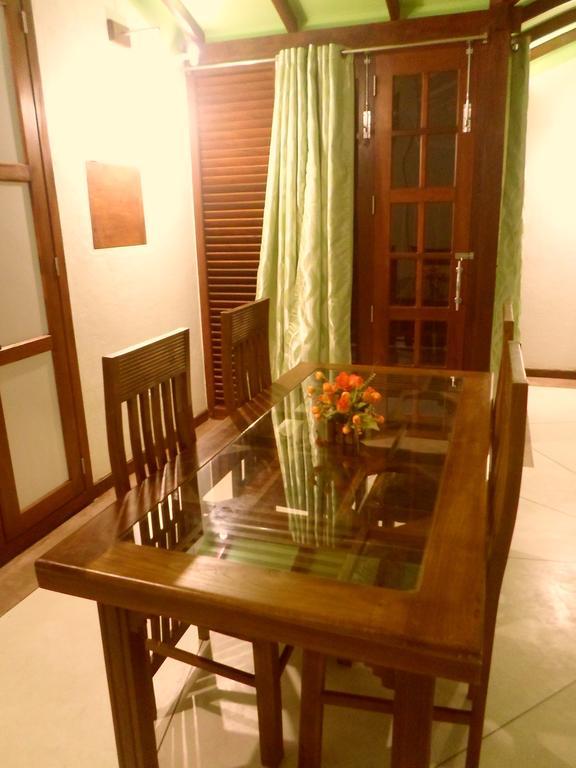 Nilas Guesthouse Hikkaduwa Zimmer foto