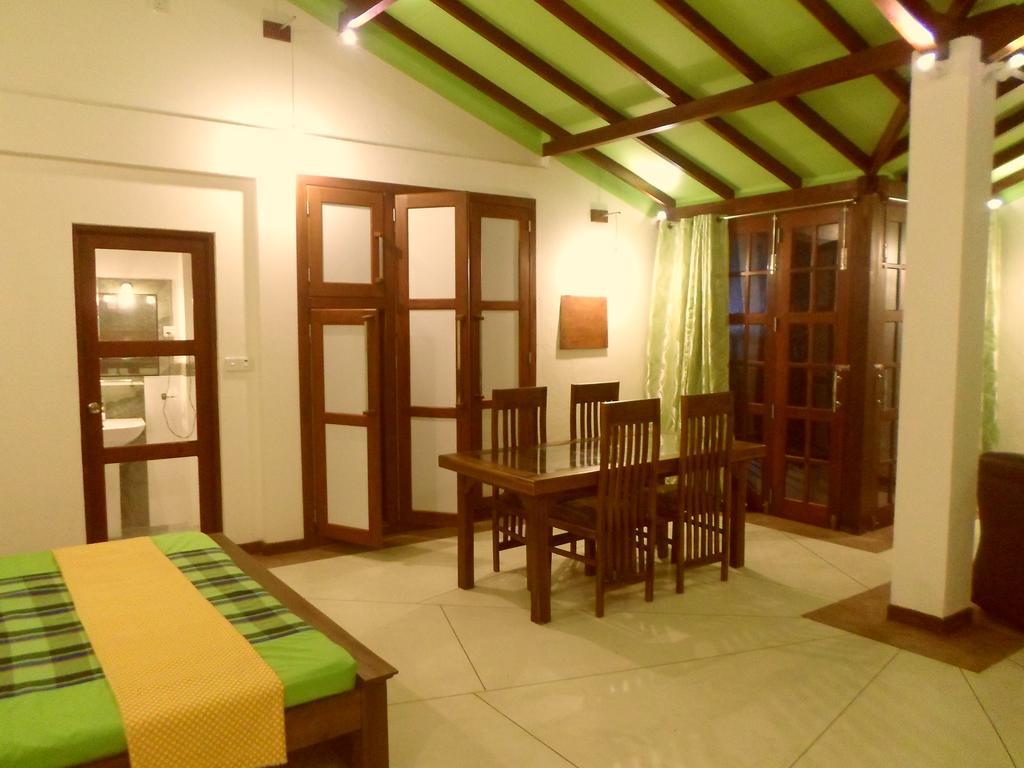 Nilas Guesthouse Hikkaduwa Zimmer foto